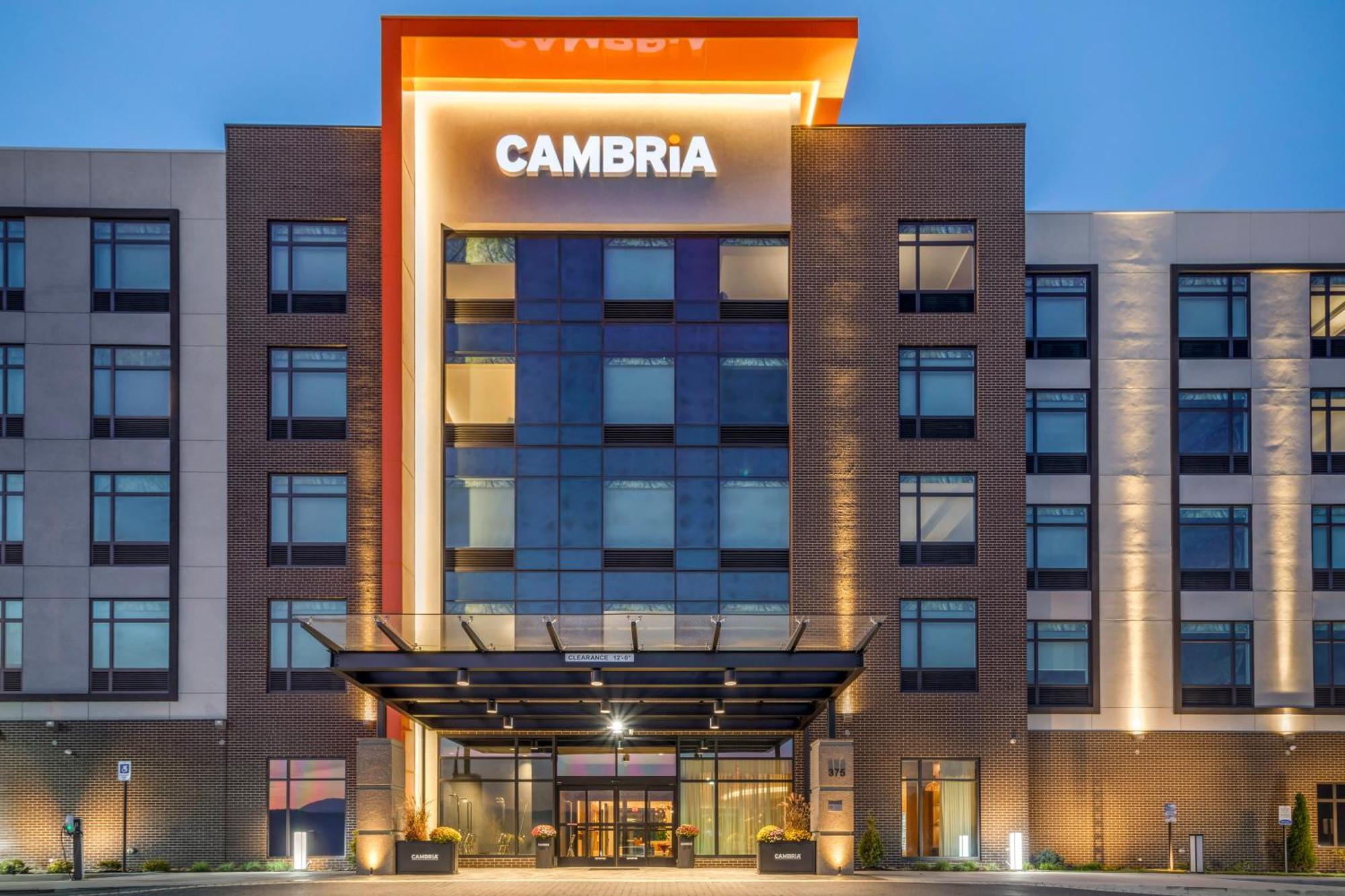 Hotel Cambria *